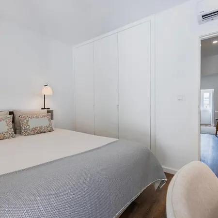 2bdr Comfy In Graca By Lovelystay Apartman